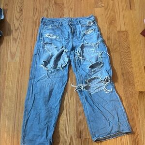 American Eagle Outfitters Light Blue Distressed woman’s Jeans